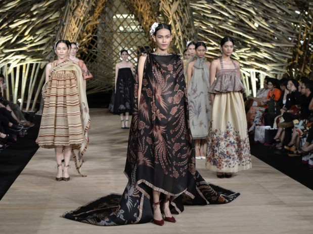 Mengekspos Batik dalam Sepotong Busana; Part One Edward Hutabarat