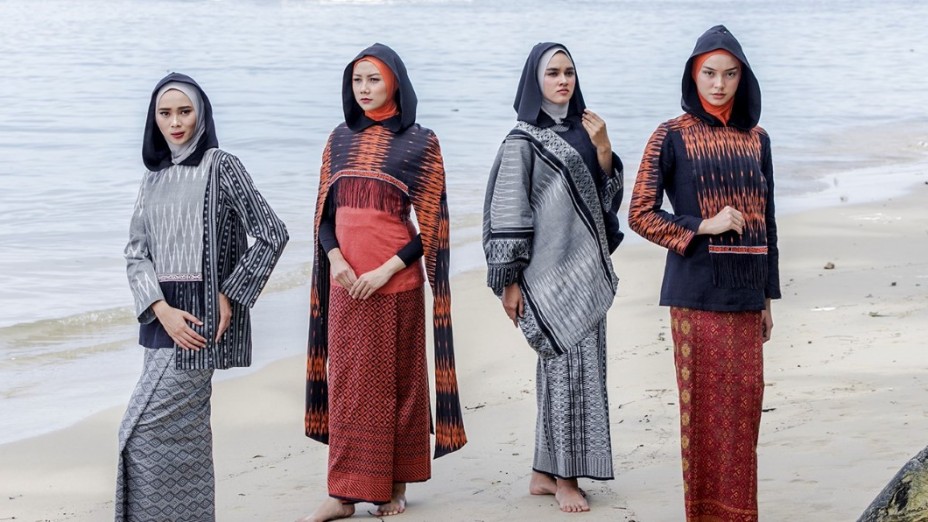 Ulos Tapanuli Berlatar Pelabuhan Laut Sibolga 