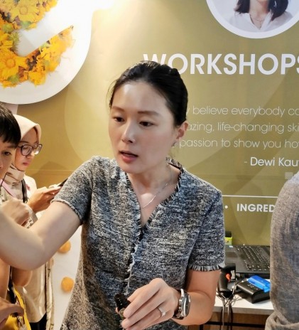 Dewi Kauw, Inspirasi dan Edukasi Melalui Skin Dewi
