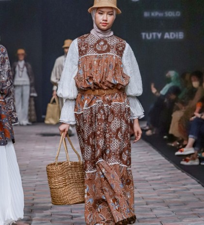 Gaya Resort Tuty Adib Mengolah Batik Bayat Pewarna Alam 