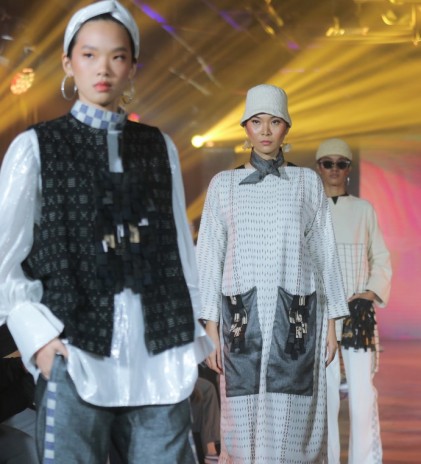 Interpretasi Cyber-Xotic Jakarta Fashion Trend 2024