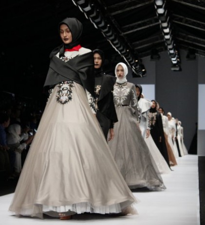 JFW 2017; Monochrome Never Gets Old for Elegance, Kursien Karzai