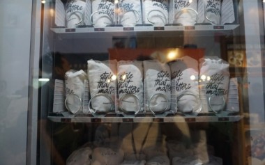 Hijab Vending Machine Pertama di Jakarta!