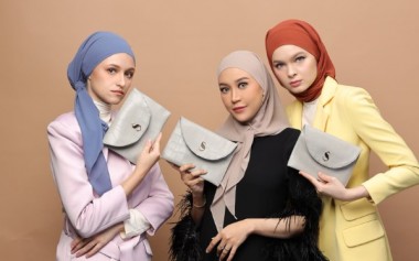 Kolaborasi, Shade Signature X Shandy Purnamasari Rilis Instan Scarf Simple